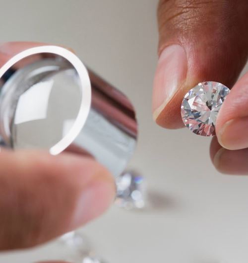 professional-diamond-clarity-inspection-by-gemologist